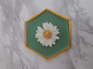 شمع گل بابونه با پایه سنگ مصنوعی