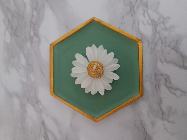 شمع گل بابونه با پایه سنگ مصنوعی شمع گل بابونه با پایه سنگ مصنوعی
