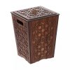 سطل چوبی کنار سالنی