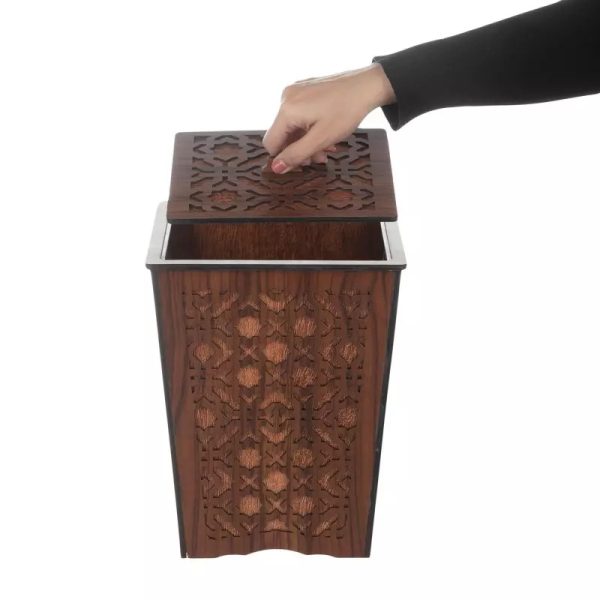 سطل چوبی کنار سالنی
