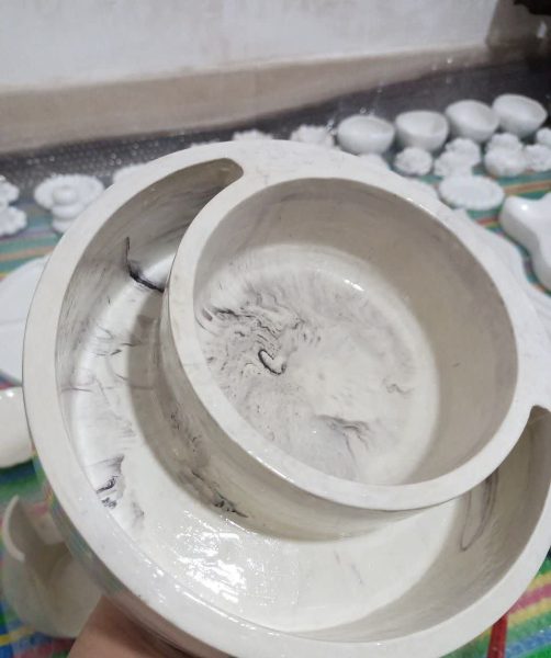 حوضچه ماهی و سبزه