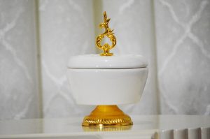 شکلات خوری پایه دار با دستگیره