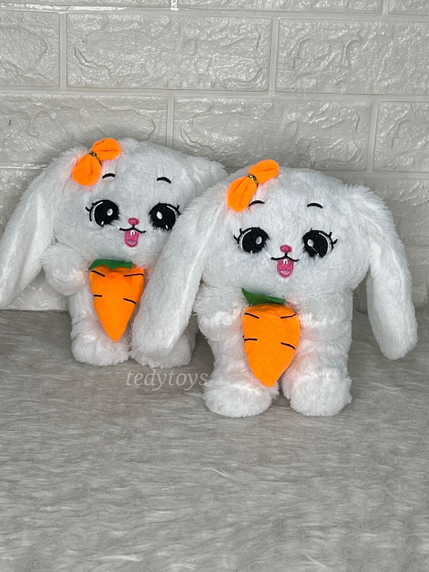 عروسک خرگوش هویج به دست عروسک خرگوش هویج به دست