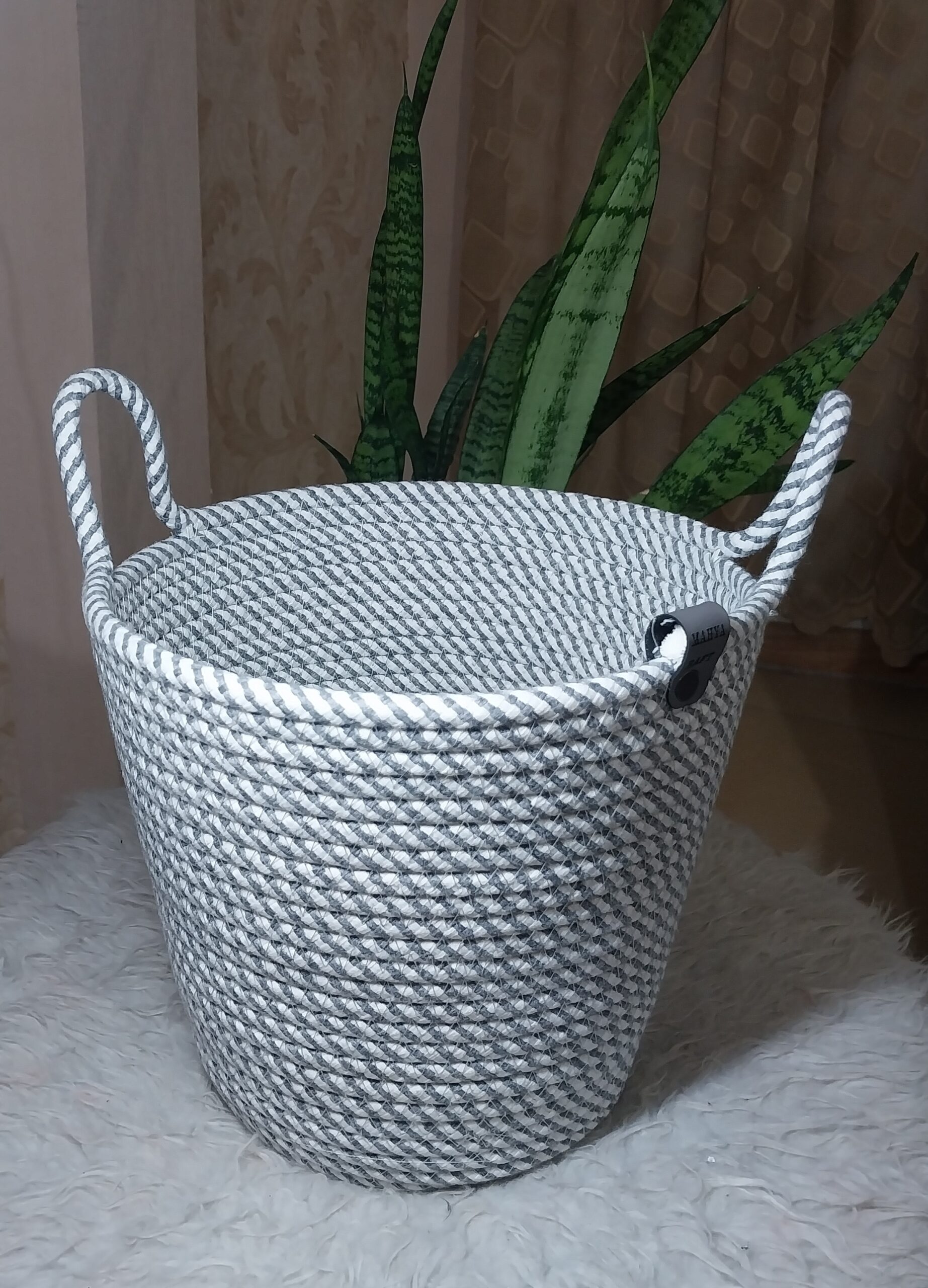سطل فانتزی کنار مبلی