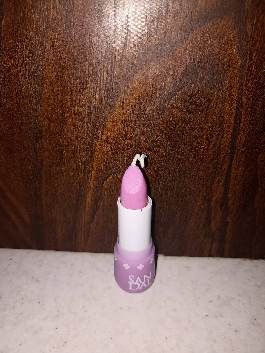 شمع طرح رژ لب شمع طرح رژ لب