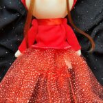 عروسک پیرهن قرمزی