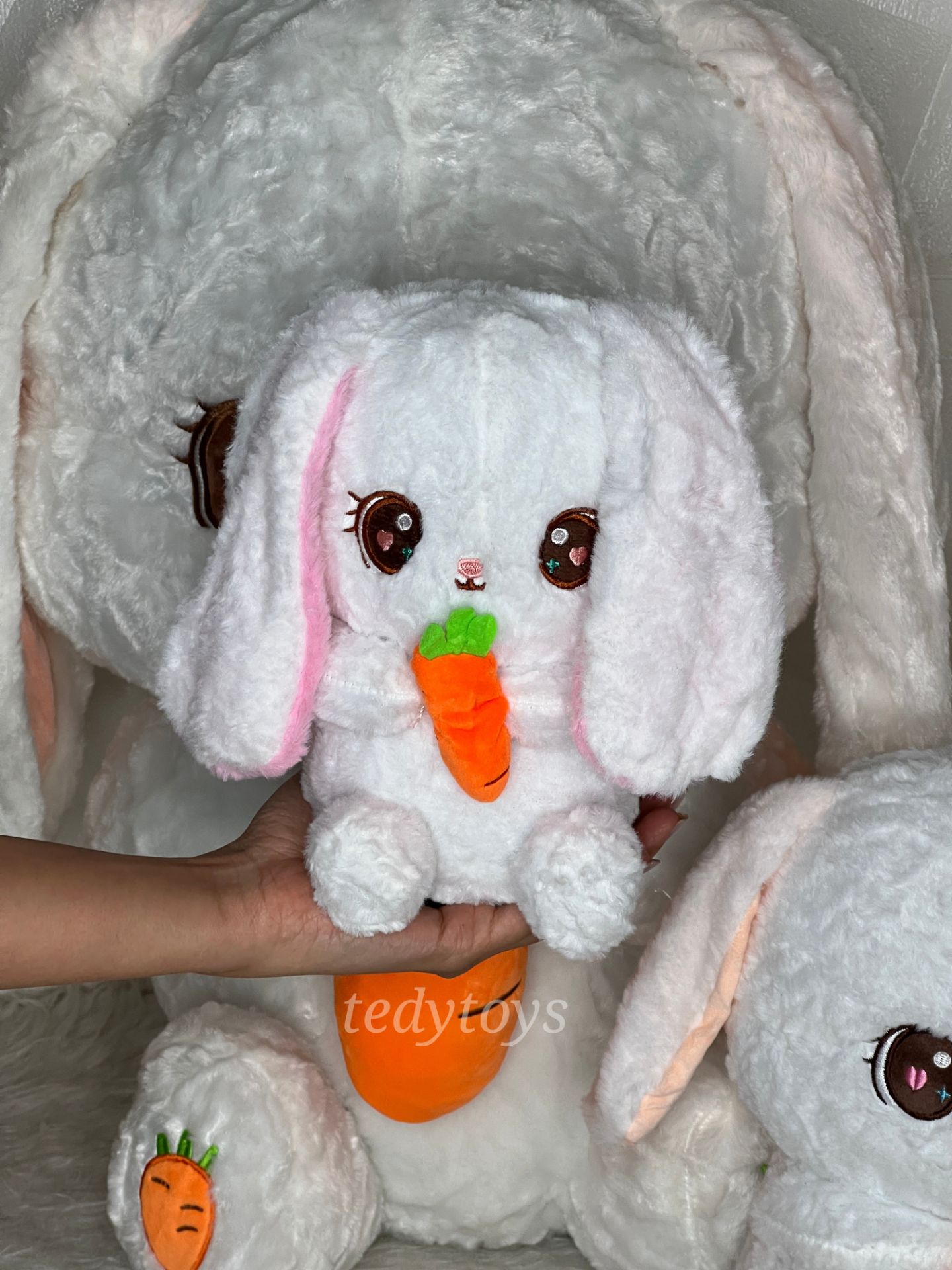 عروسک خرگوش هویج به دست