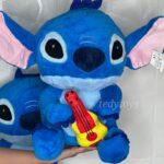 عزوسک استیج گیتار به دست