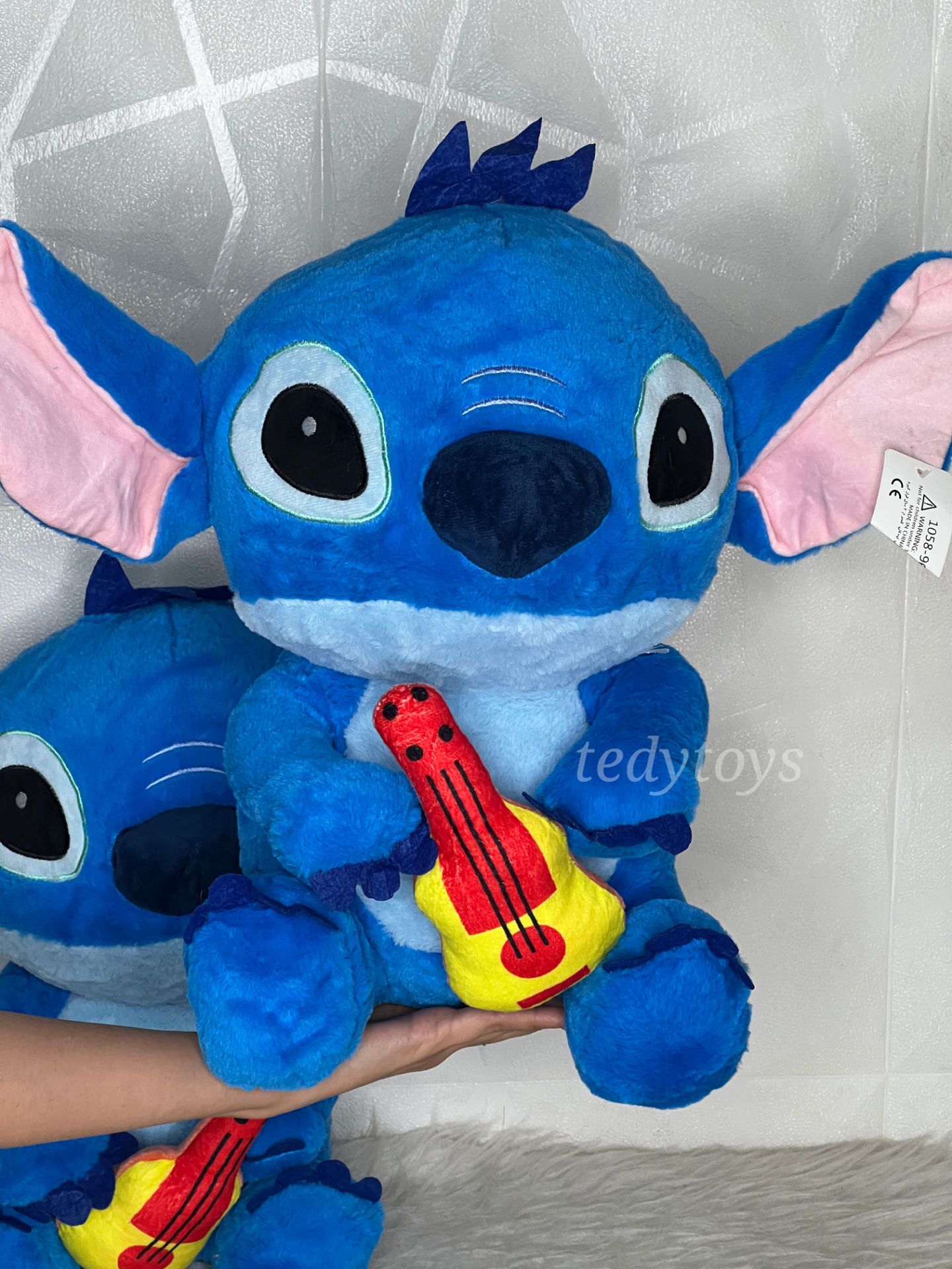 عزوسک استیج گیتار به دست