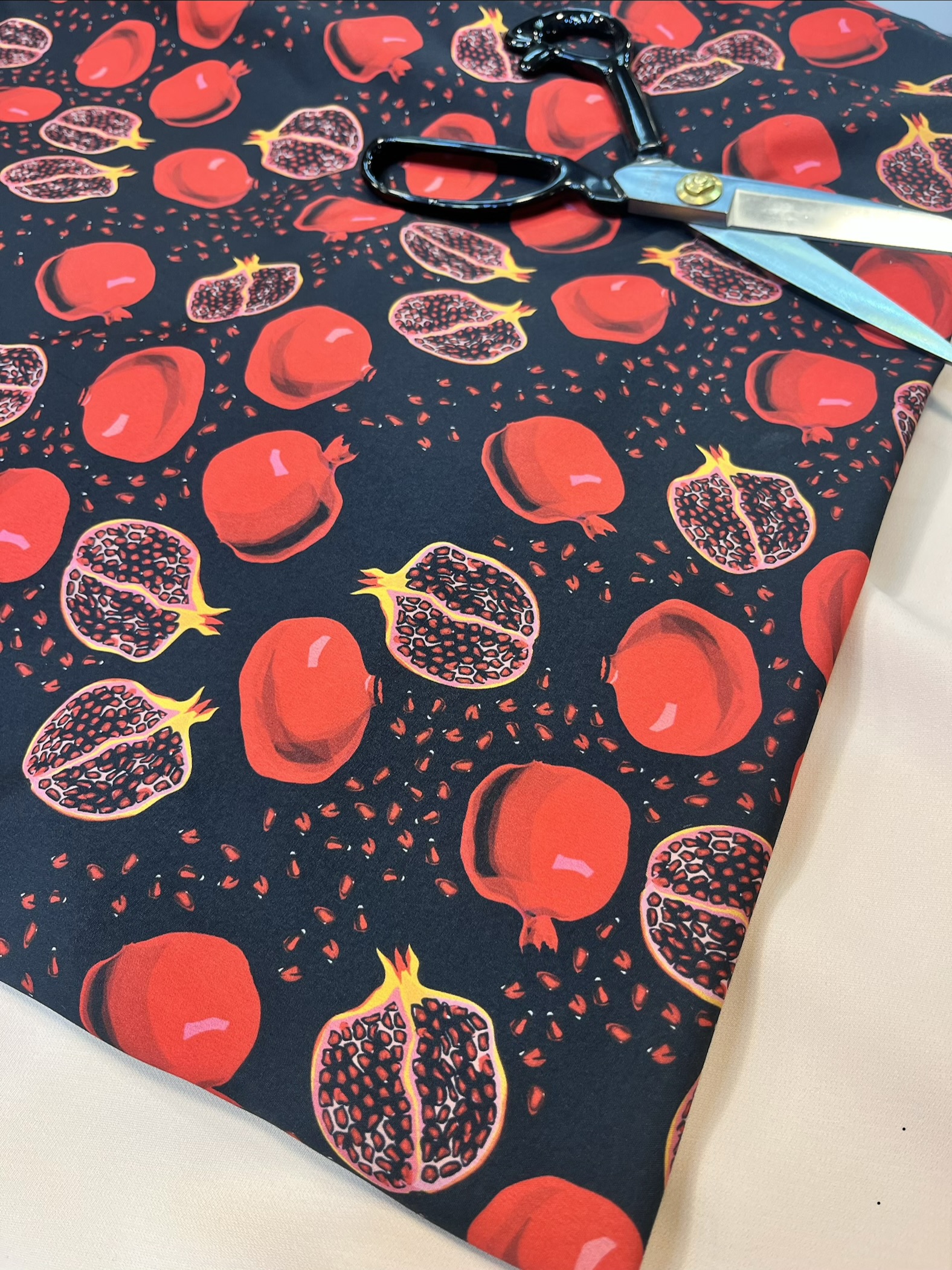 پارچه کرپ بوگاتی طرح یلدایی