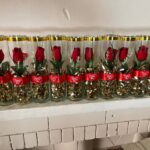 گل رز داخل شیشه استوانه