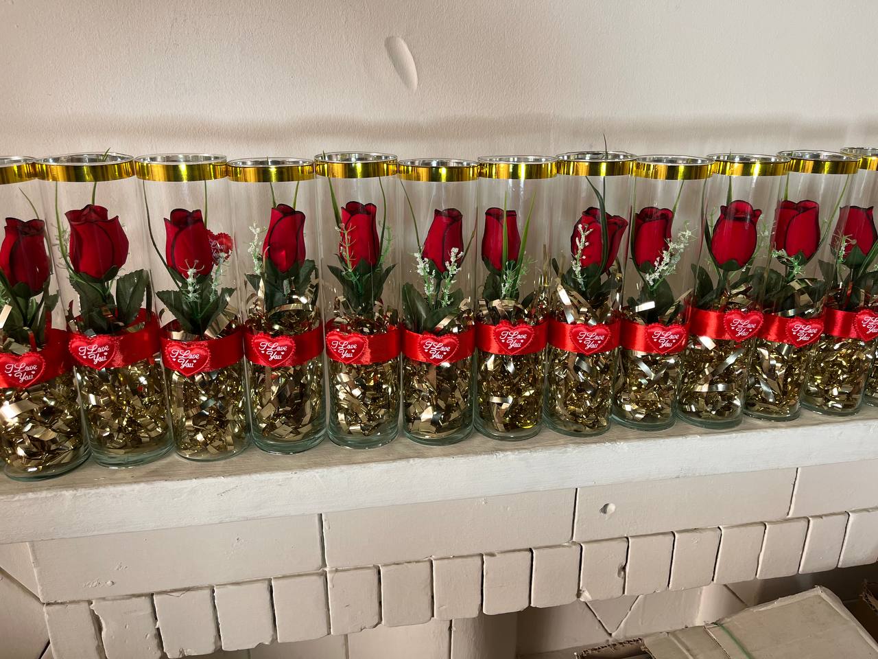 گل رز داخل شیشه استوانه گل رز داخل شیشه استوانه