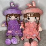 عروسک دختر کلاه دار