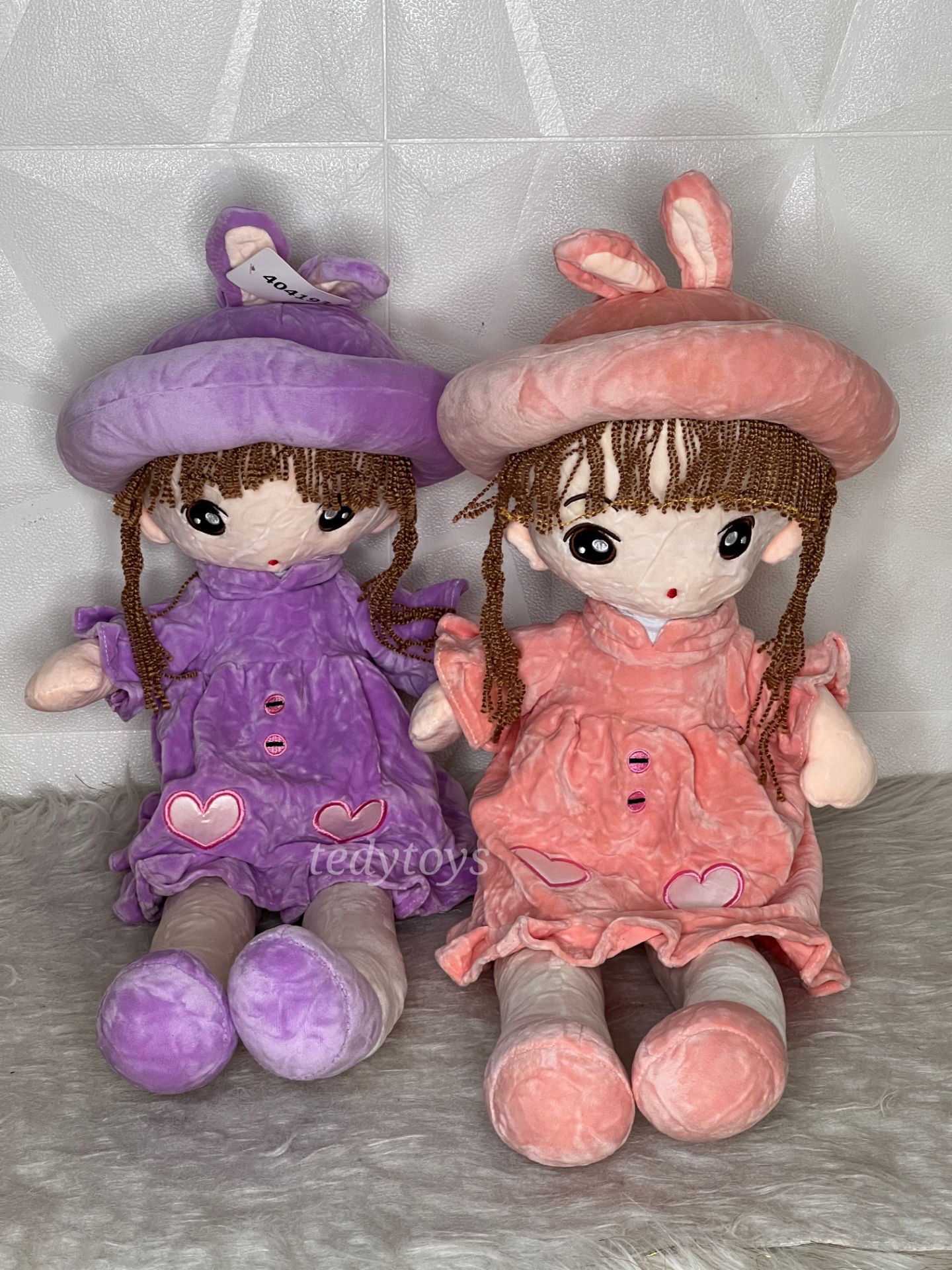 عروسک دختر کلاه دار