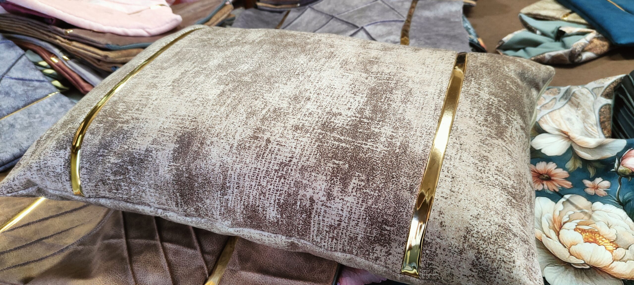 روبالشتی نوار طلایی