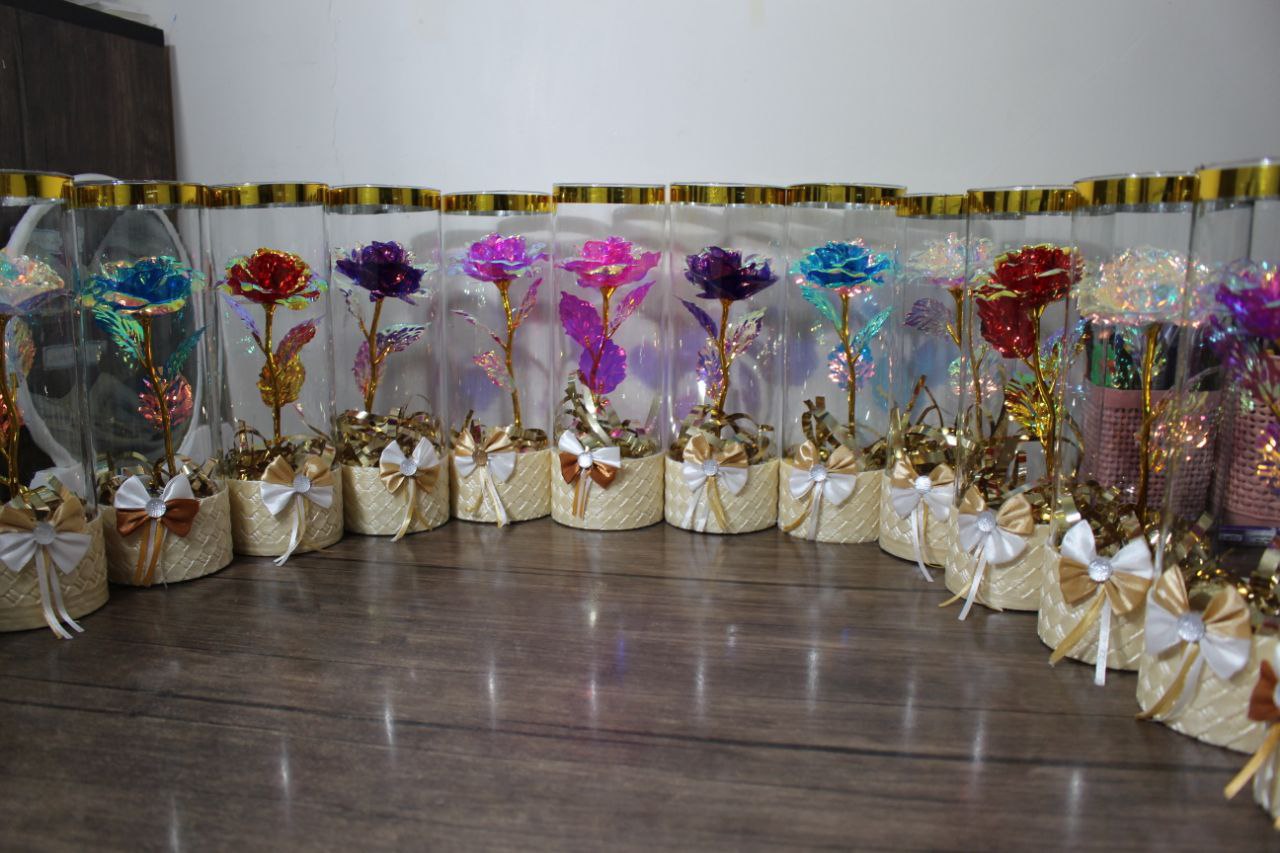 گل داخل باکس شیشه ای